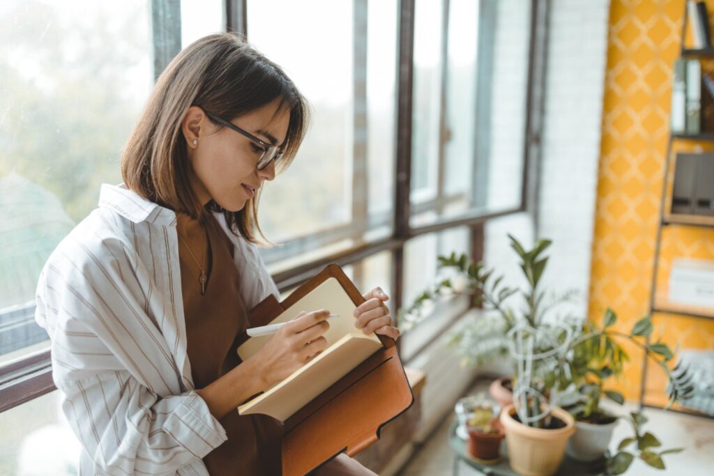 How to practice mindfulness - woman journaling