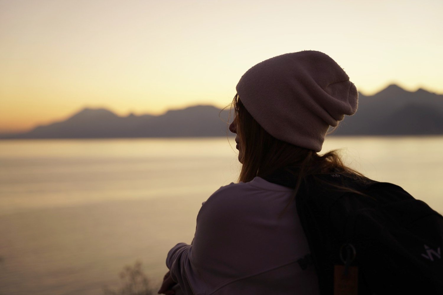 Mindfulness where to start - Woman outdoor near ocean at sunset